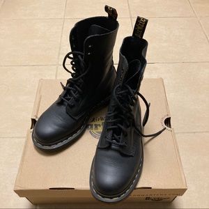 Dr. Martens - 1490 black virginia (size 6)